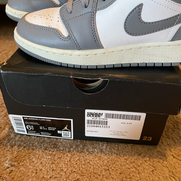 Authentic Air Jordan’s low lace Nike 6.5Y fits 7.5/8 wolf gray shoes $189.00 - Picture 4 of 10